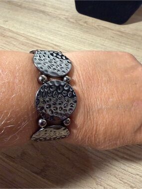 paparazzi Gunmetal Hammered Disc Stretch Bracelet